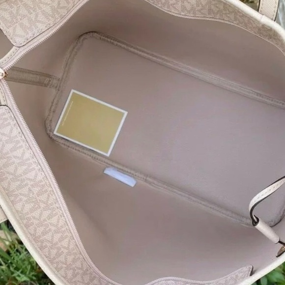‼️SALE‼️ 👜💕- Michael Kors Large Tote + Wallet - Picture 8 of 8